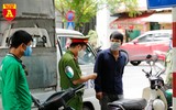 Công an Hà Nội tuần tra, lập biên bản xử phạt người không đeo khẩu trang